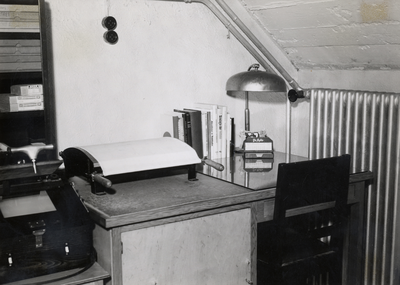 811819 Afbeelding van de donkere kamer van fotograaf en chef Publiciteit Wim de Beer van de Carrosserie- en ...